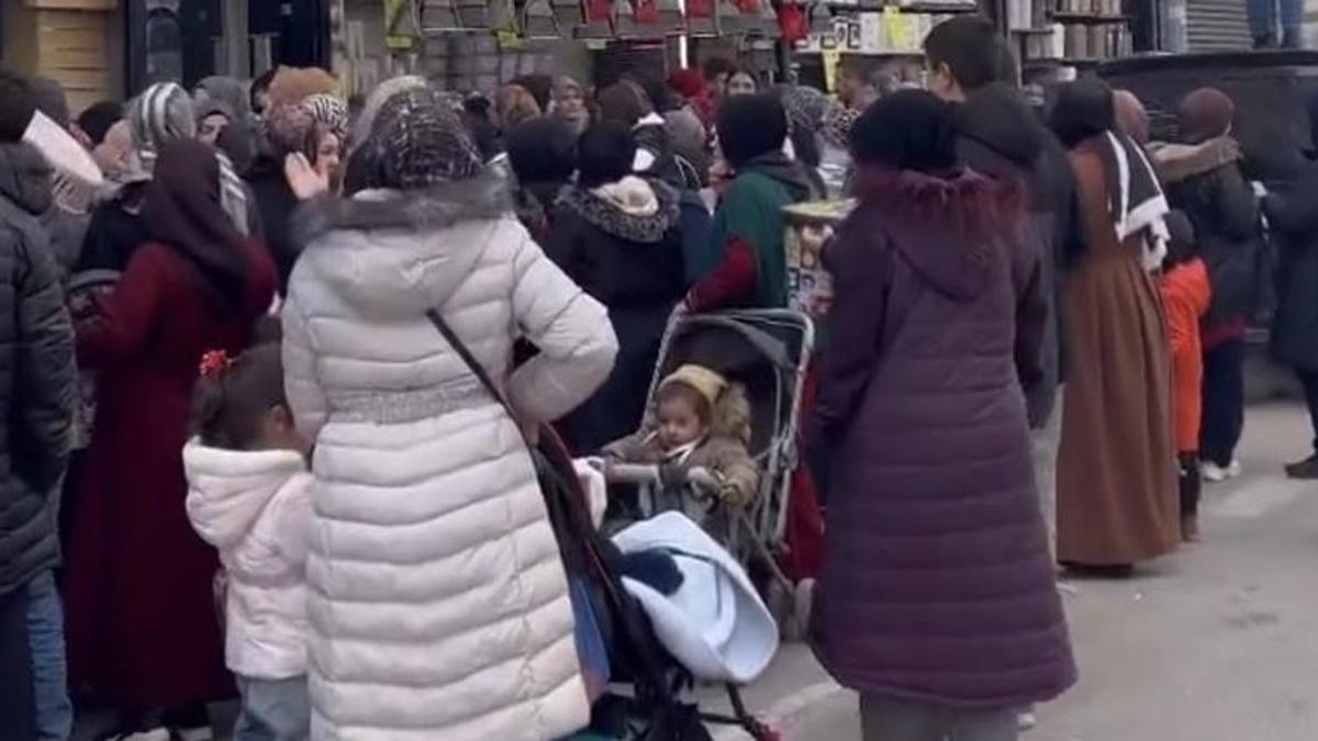 Bursa'da ucuzluk çılgınlığı...Kadınlar birbirini ezdi