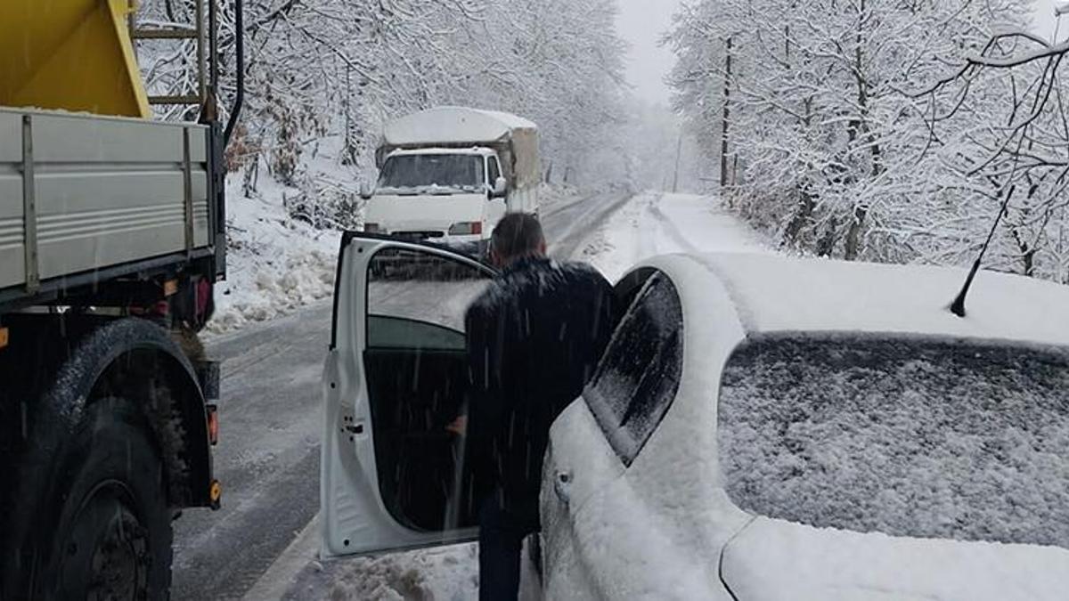 İzmir'de kar yağışı başladı! Araçlar yolda kaldı