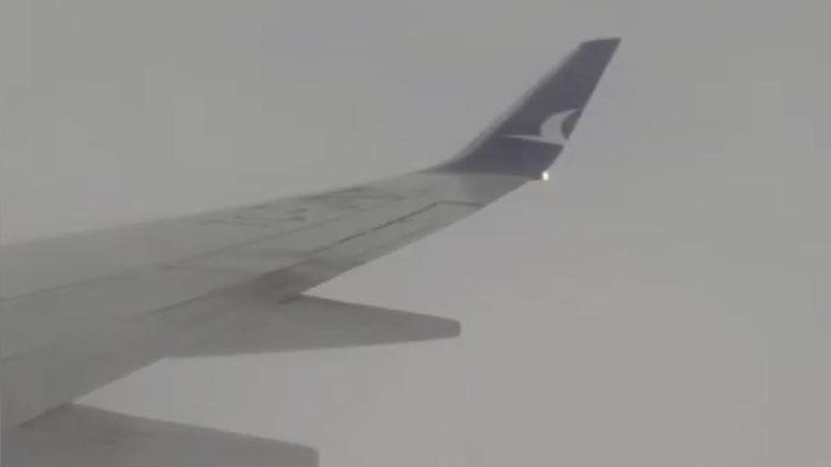 Antalya’da uçağa yıldırım isabet etti...Panik anları cep telefonu kamerasında