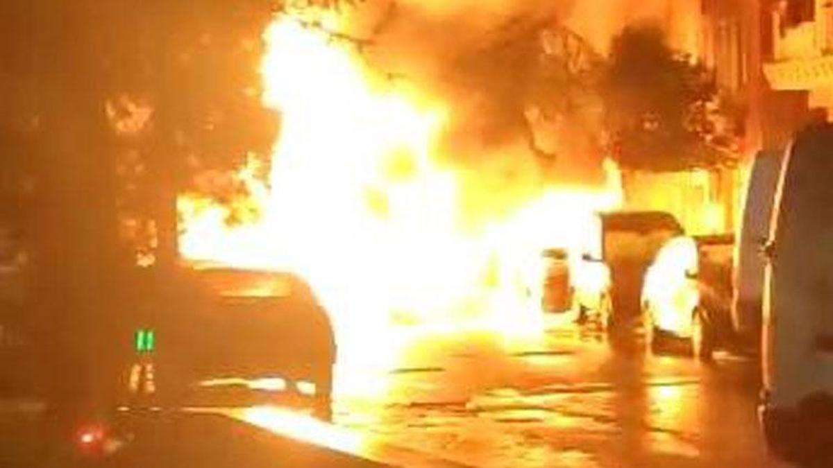 Zeytinburnu'nda sokakta doğal gaz kaynaklı patlama, yol çöktü, 4 araç yandı