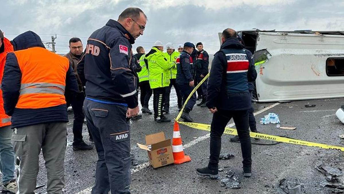 Niğde'de midibüs devrildi: 1 ölü, 27 yaralı