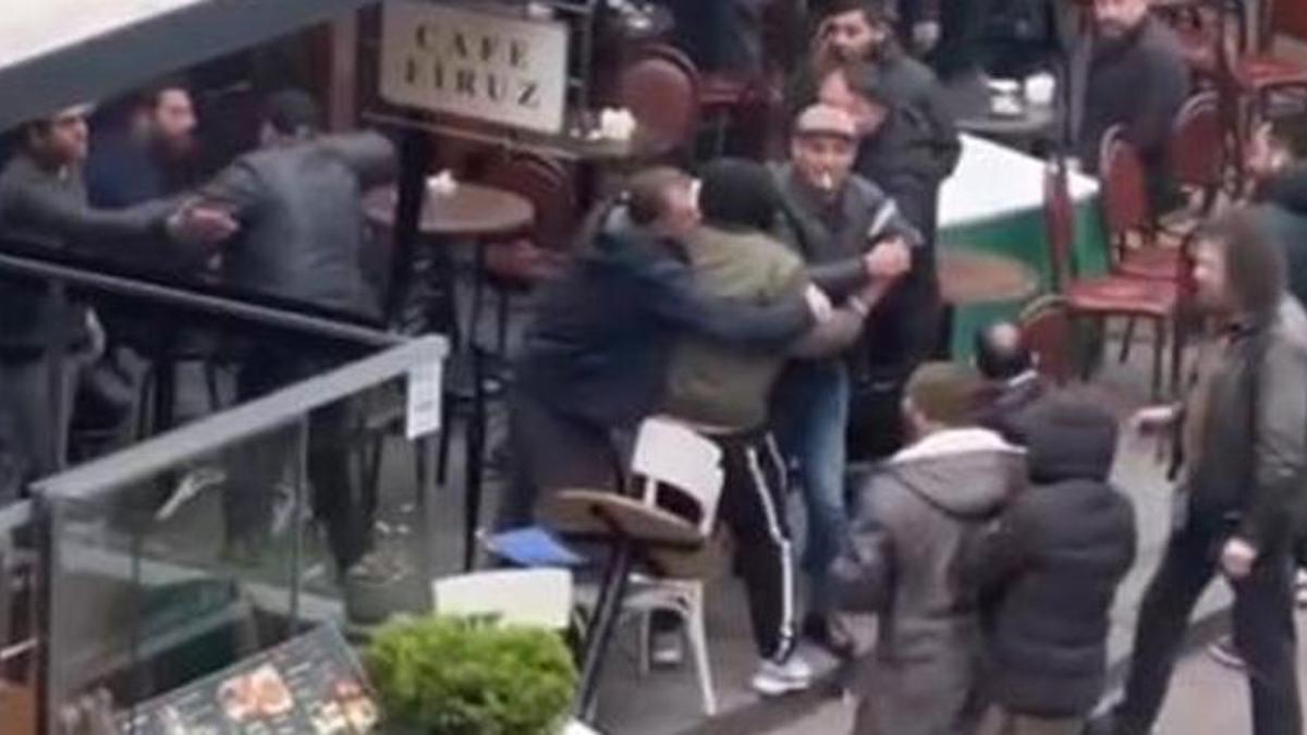 Beyoğlu'nda kafede baltalı saldırgan paniği