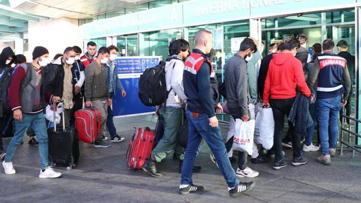 Göç İdaresi Başkanı Ünlü: Bu yıl 8 bin 571 düzensiz göçmen sınır dışı edildi