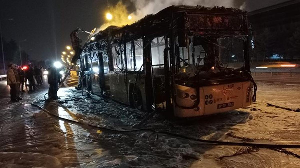 Seyir halindeki İETT otobüsü yandı