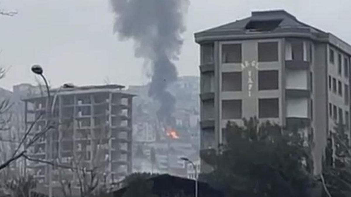 Maltepe'de 3 katlı binanın çatısı alev alev yandı