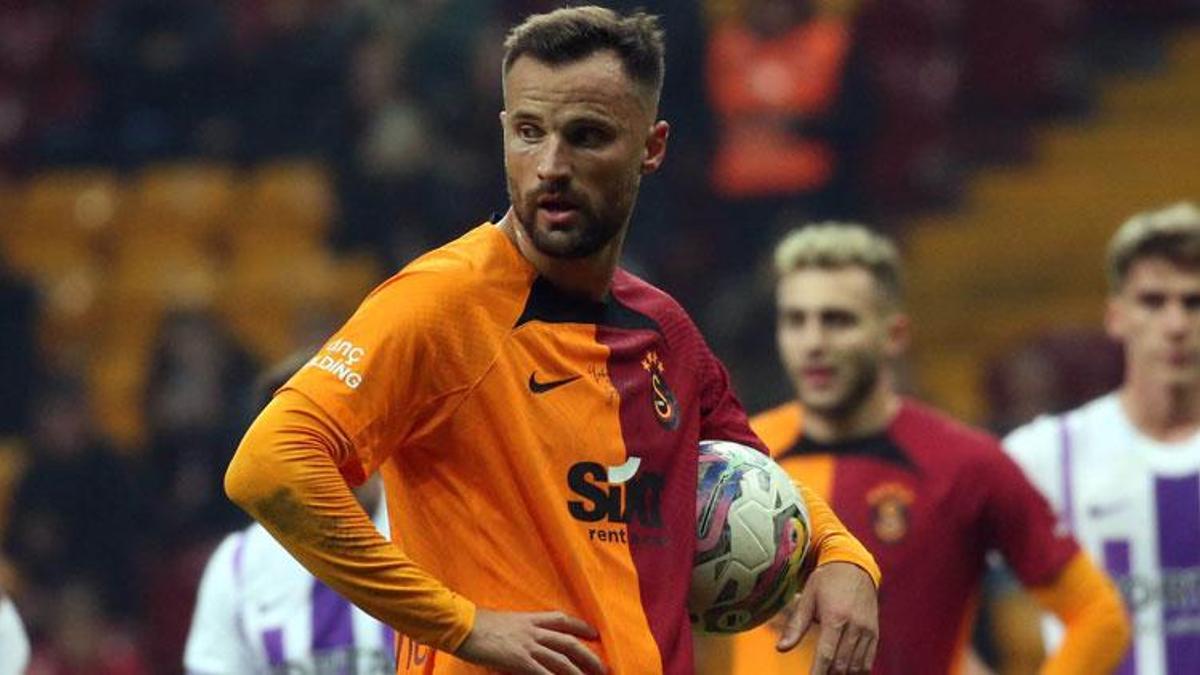 Galatasaray'da iki ayrılık birden! İşte Van Aanholt ve Seferovic'in yeni takımları