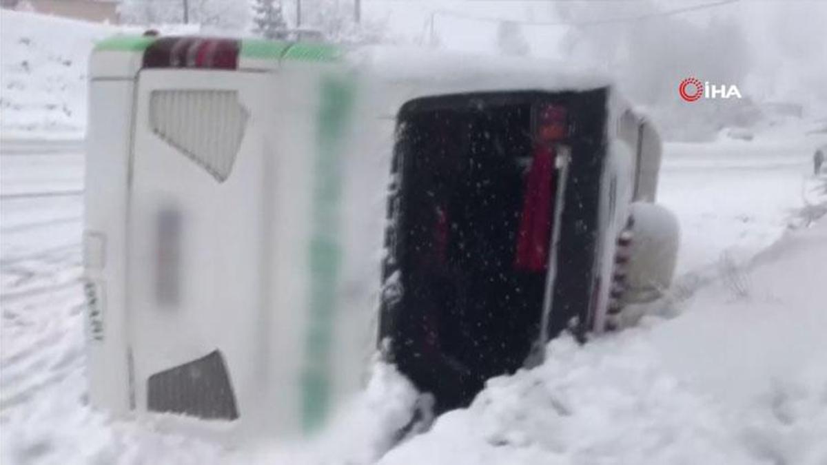 Bingöl’de kontrolden çıkan yolcu otobüsü devrildi: 12 yaralı