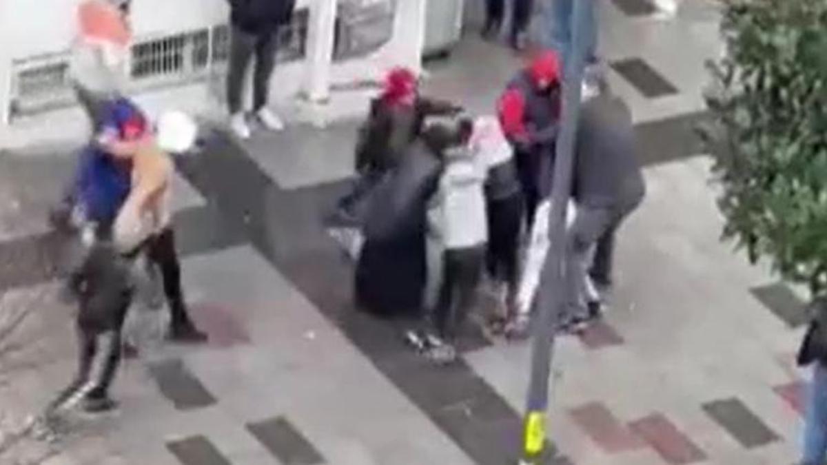 Bir grup çocuk, yoldan geçen kadına ve çocuğa saldırdı!