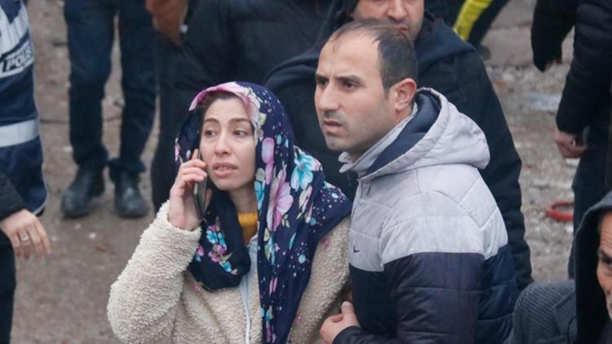 Diyarbakır'da deprem sonrası enkaz altında kalanlar kurtarılıyor: 'Ses geliyor mu'