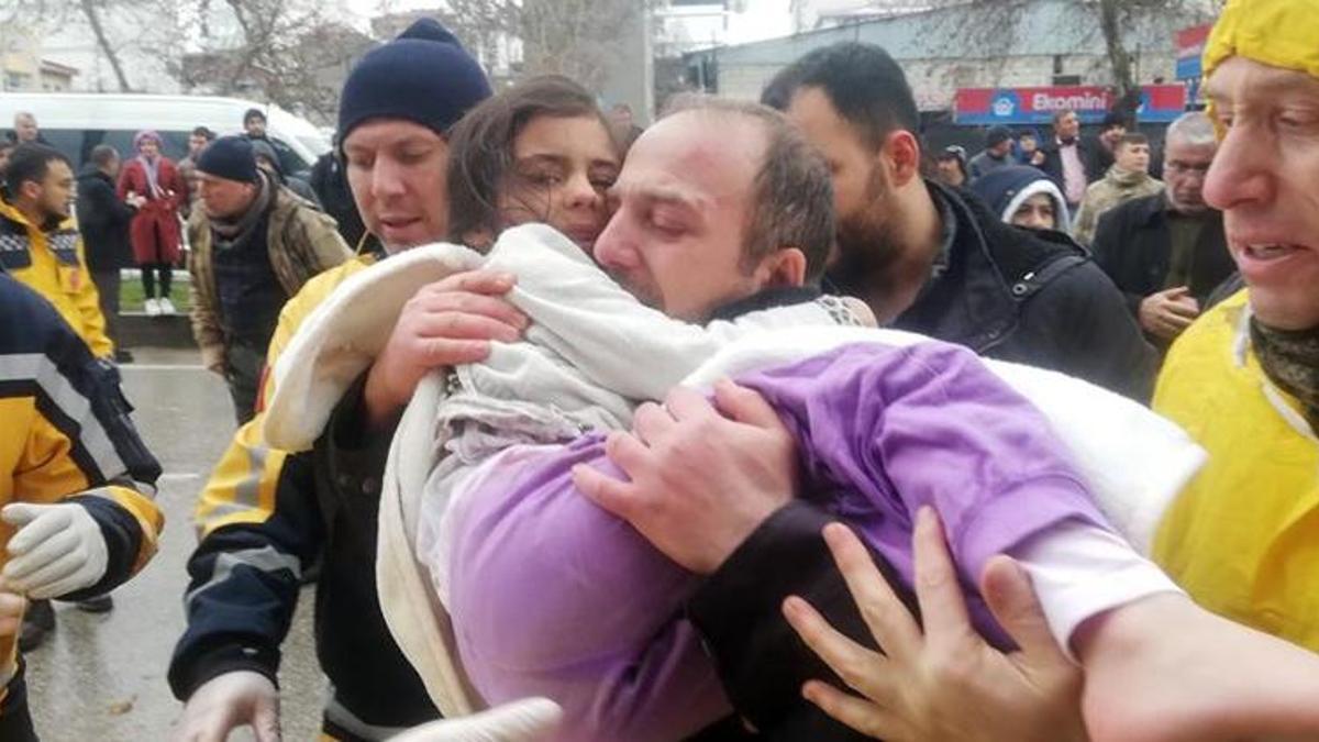 Minik Ayşe depremden 7 saat sonra canlı olarak kurtarıldı