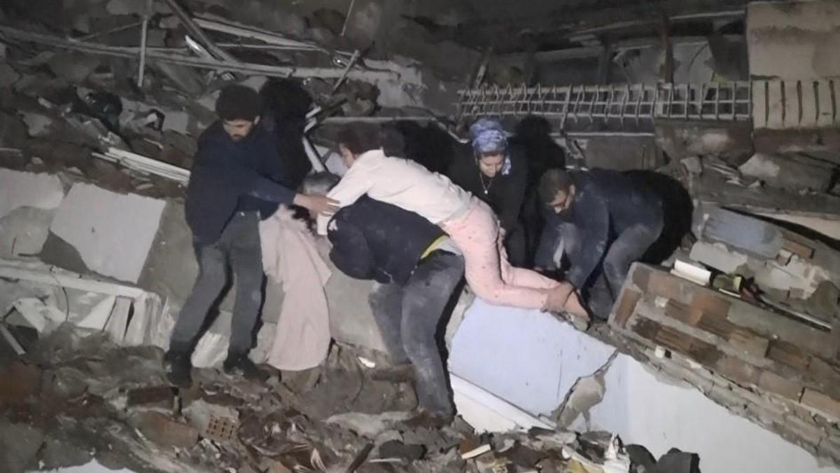 Deprem bölgesinde zamanla yarış! 16 saat sonra peş peşe gelen mucizeler
