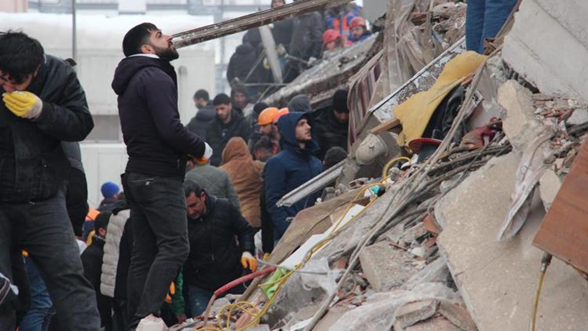 Enkaz altından sosyal medya ile yerlerini bildirdiler