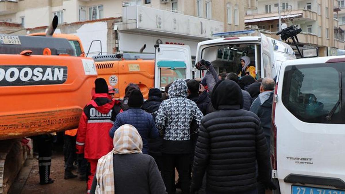 16 yaşındaki kız 29 saat sonra enkazdan sağ çıkarıldı