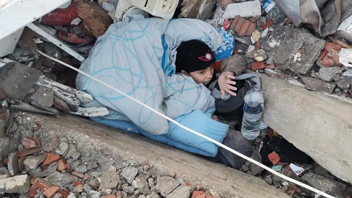 Enkazda tek başına kurtarılmayı bekledi! Vatandaşlar seferber oldu