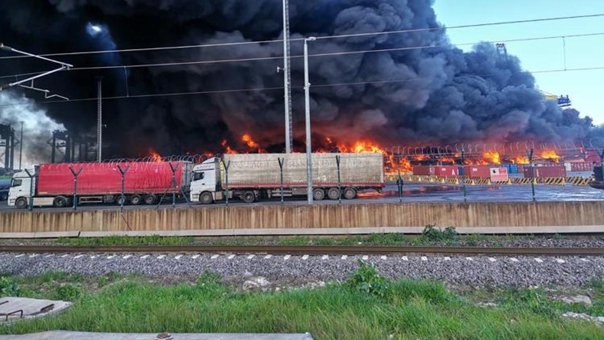 İskenderun Limanı'ndaki yangın devam ediyor