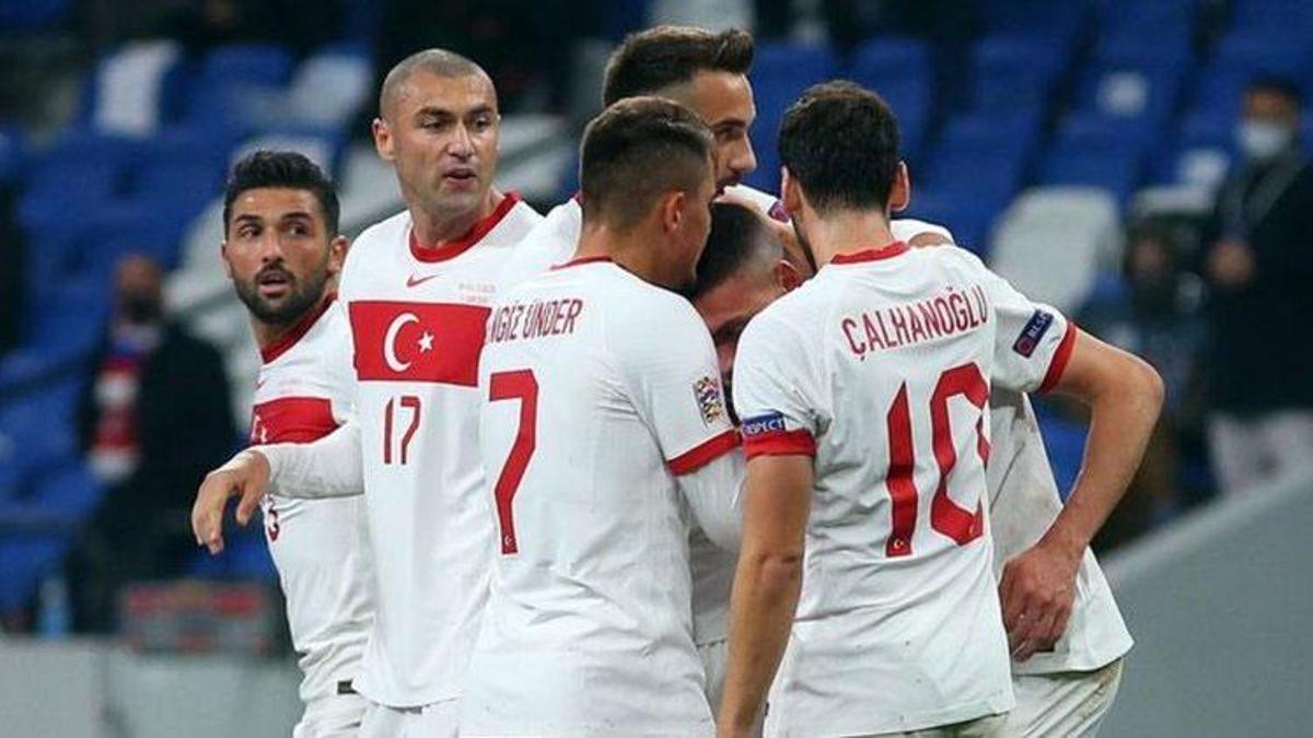 Yıldız futbolculardan depremzedelere yardım!