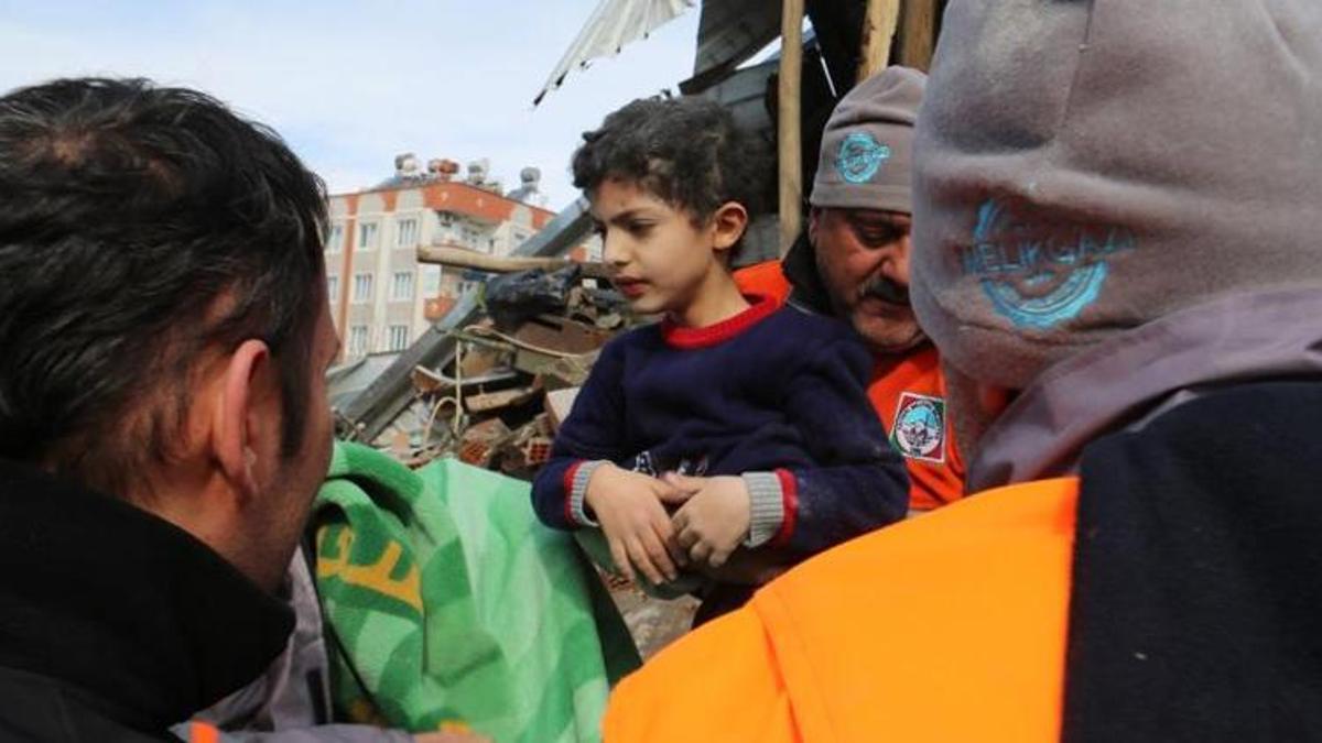 Kahramanmaraş’ta 32 saat sonra gelen mutluluk: Kardeşinin ardından o da kurtarıldı