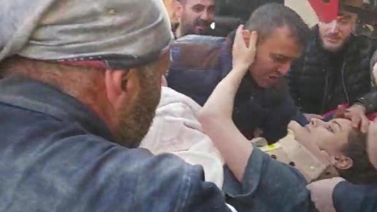 Eylül enkazdan 38 saat sonra çıkarıldı, babası kızına sarılıp ağladı