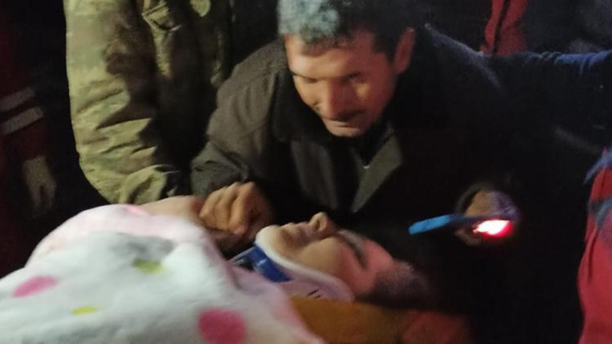 43 saat sonra gelen mucize! Önce bebek sonra annesi kurtarıldı