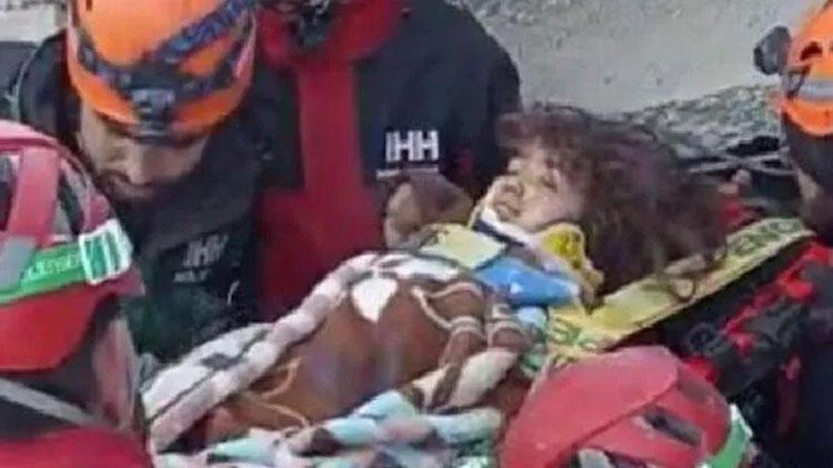 Enkazdan 61 saat sonra sağ çıkarılan 8 yaşındaki Zübeyde: Kardeşim minik, ölebilir