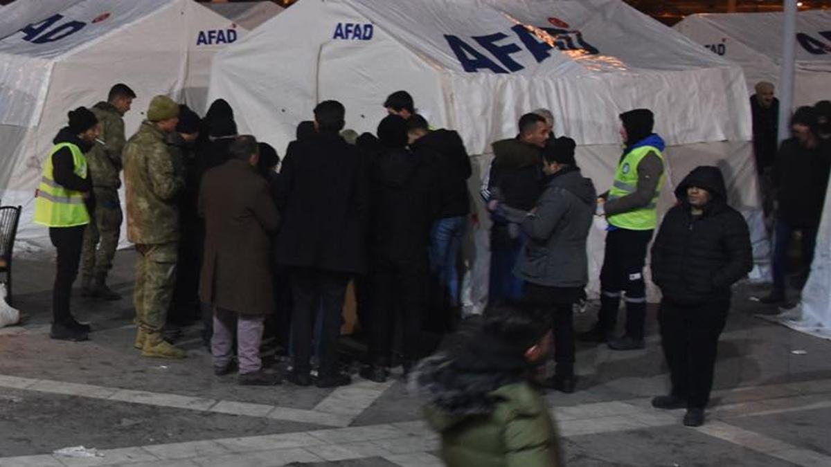 Malatya'da depremzedeler toplanma merkezi ve çadırlarda barınıyor