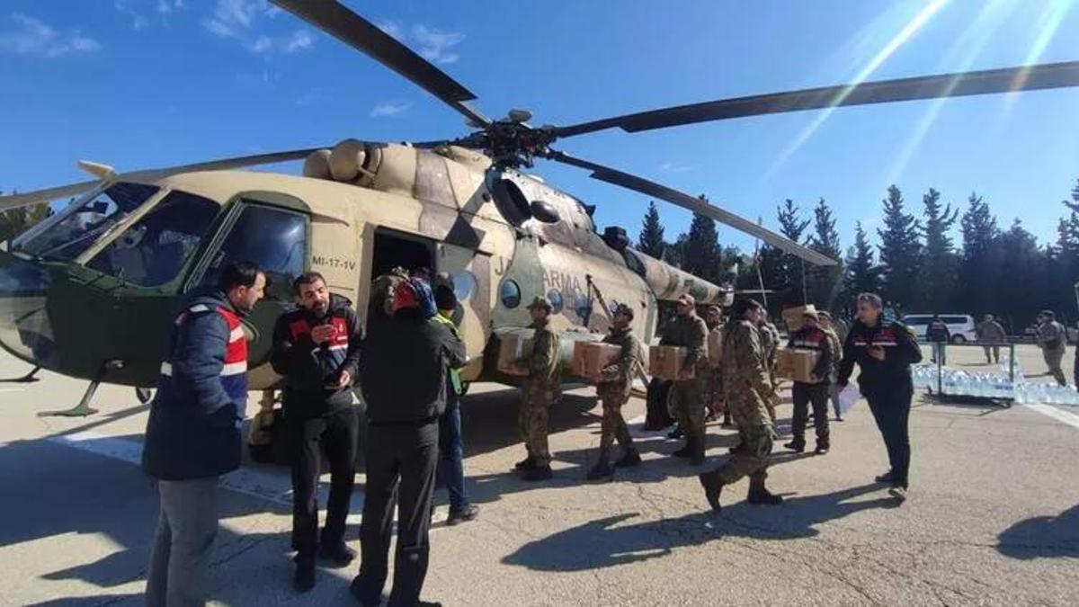 Dağlık alandaki depremzedelerin yardımına askeri helikopter yetişti