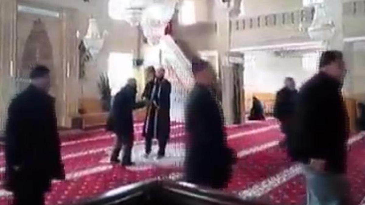Camide namaz kılarken depreme böyle yakalandılar