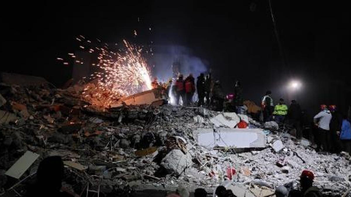 Depremin 5'inci gününde enkazdaki 9 kişi için zamana karşı yarış