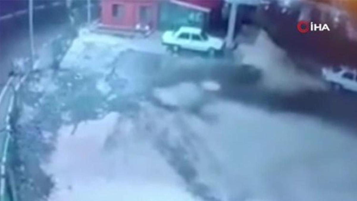 Deprem anı kamerada: Araçlar beşik gibi sallandı