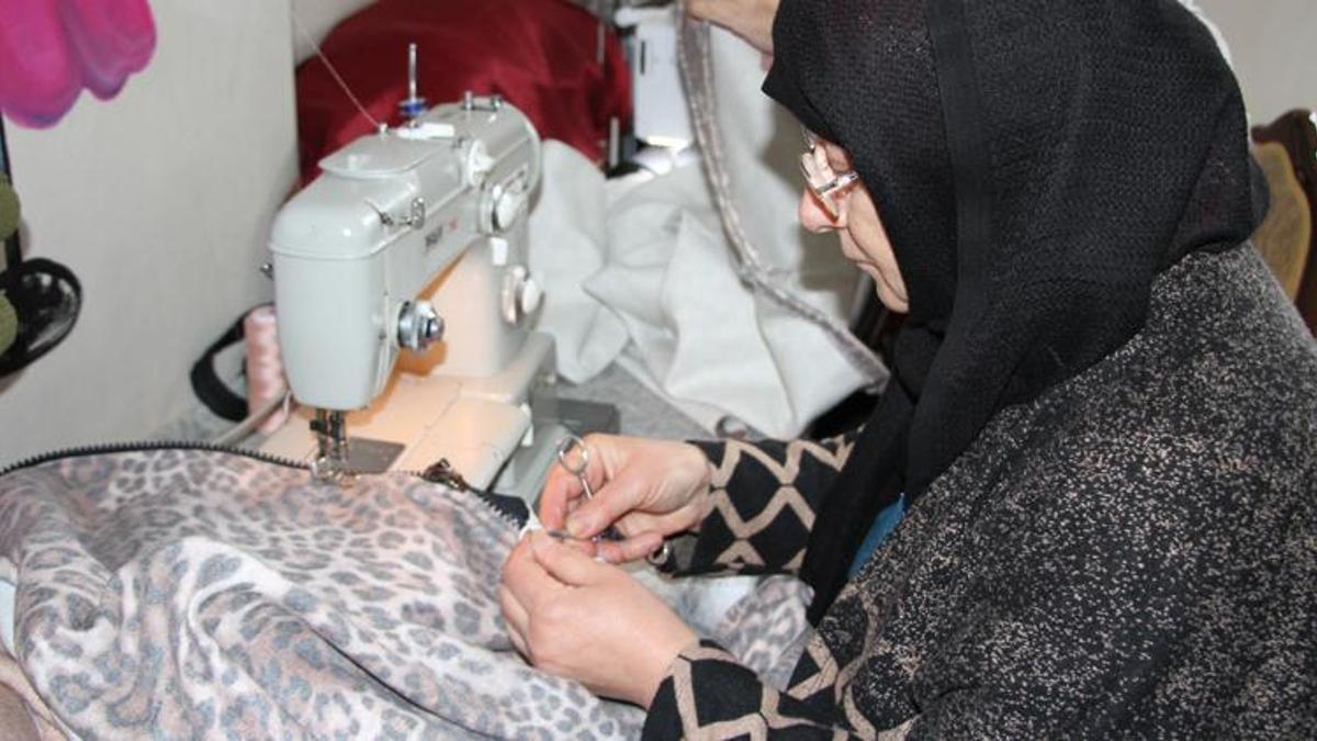 Depremzedeler üşümesin diye kışlık giysiler dikiyorlar