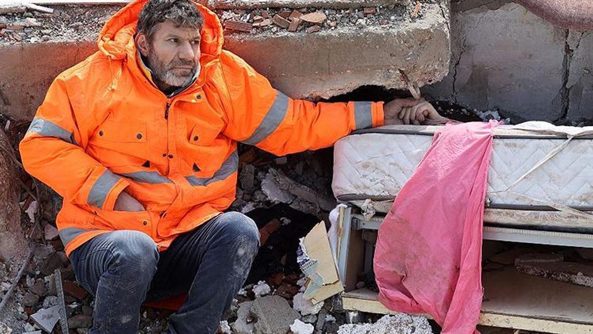 Enkaz altındaki kızının elini bırakmamıştı! İlk kez konuştu: Çıplak ellerimle kazdım ama...