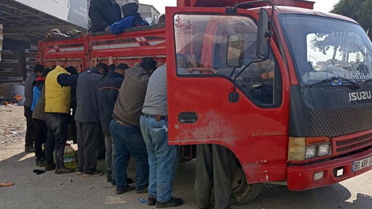 Deprem bölgesinde yağmacılar iş üstündeyken yakalandılar