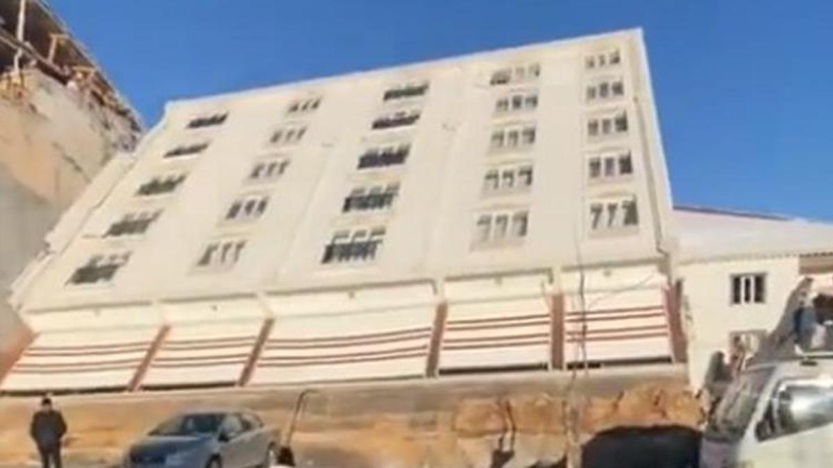 Deprem sonrası yan yatan 5 katlı bina görenleri hayretler içinde bıraktı
