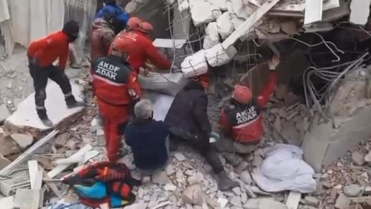 Kurtarma ekibinin enkaz altında kaldığı anlar kameraya yansıdı