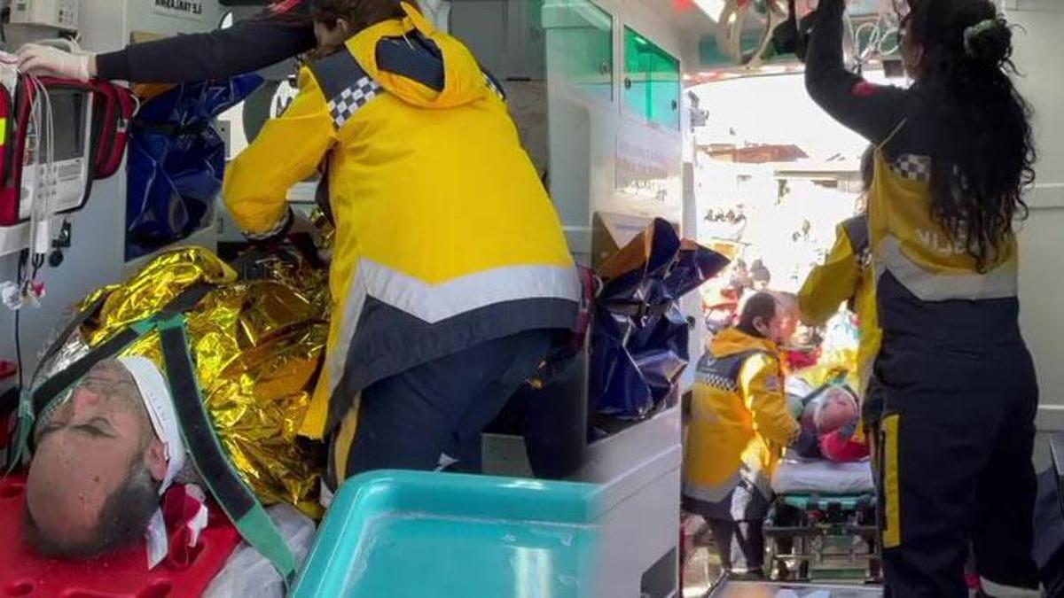 130 saat sonra ailesiyle enkazdan çıktı, ambulanstaki sözleri herkesi ağlattı