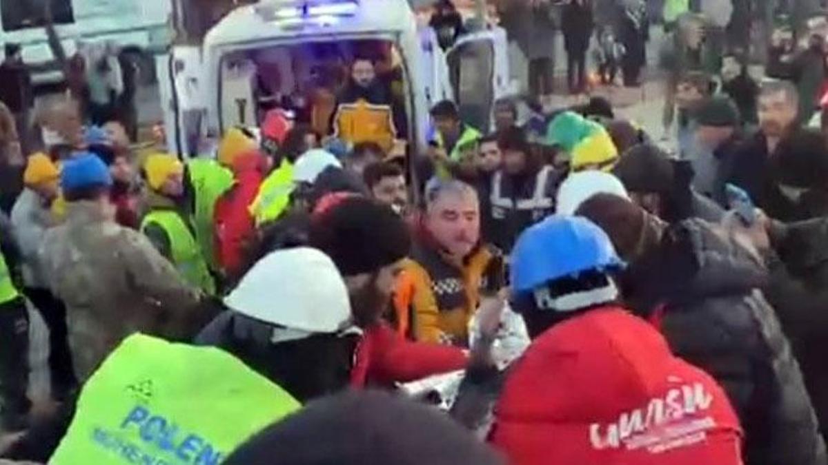Depremden 5 gün sonra kurtarıldı, elindeki tespihle enkazdan çıkarıldı