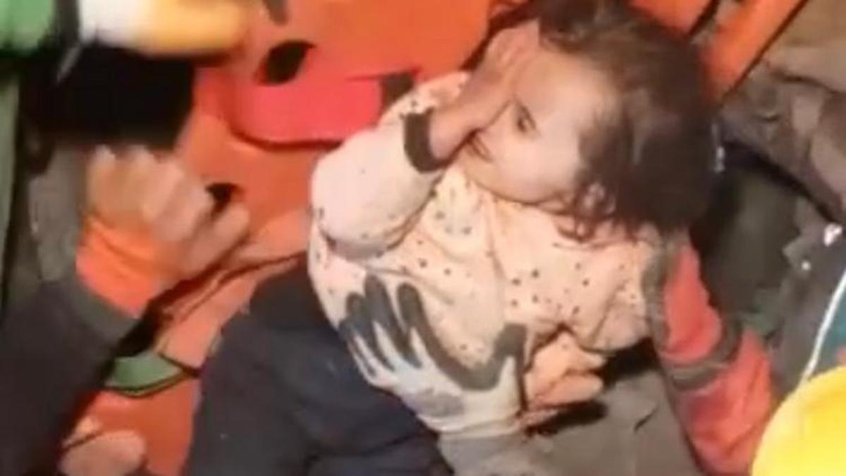 Hatay'da 141. saatte anne ve 5 yaşındaki kızı enkazdan çıkartıldı
