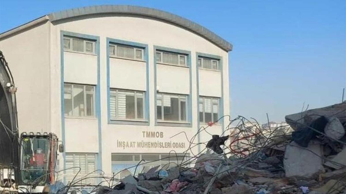Yıkımın ortasında sapasağlam ayakta! 'Mucizeyle ilgisi yok'