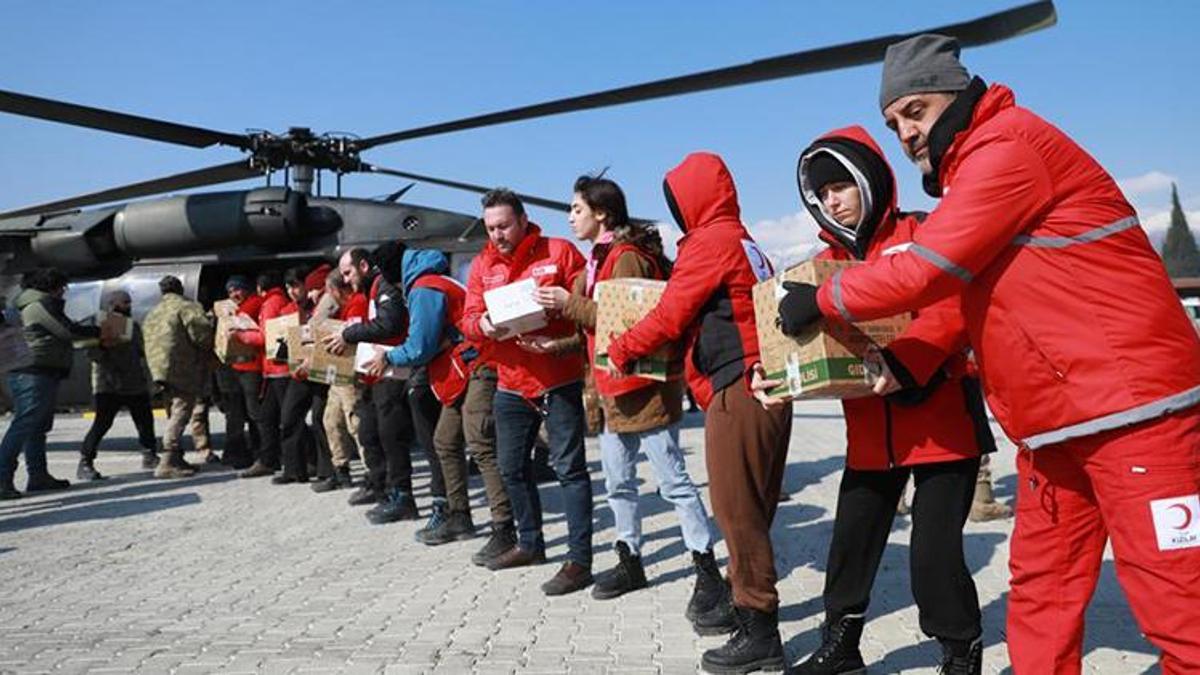 Kızılay, deprem bölgesindeki 900 köye yardım ulaştırdı