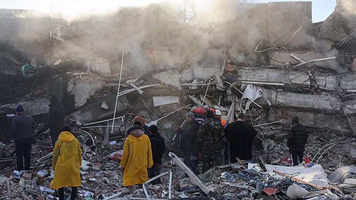 5.2 büyüklüğündeki sarsıntı korkuttu: Artçı mı deprem mi?
