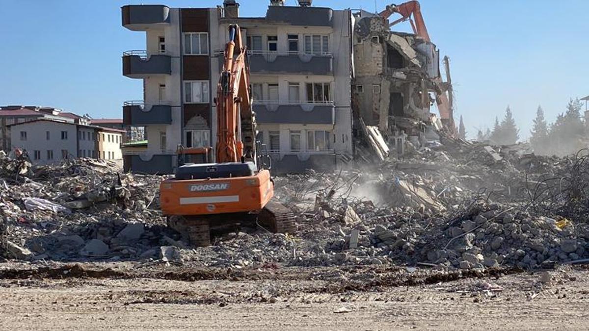 Depremde yıkılan binadan deniz kumu ve dere taşı çıktı