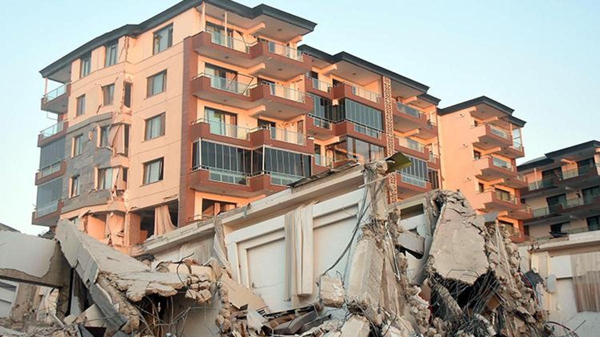 Site yöneticisi: Müteahhit 'Depreme dayanıklı, dışarı çıkmayın' dedi, 2 blok yıkıldı