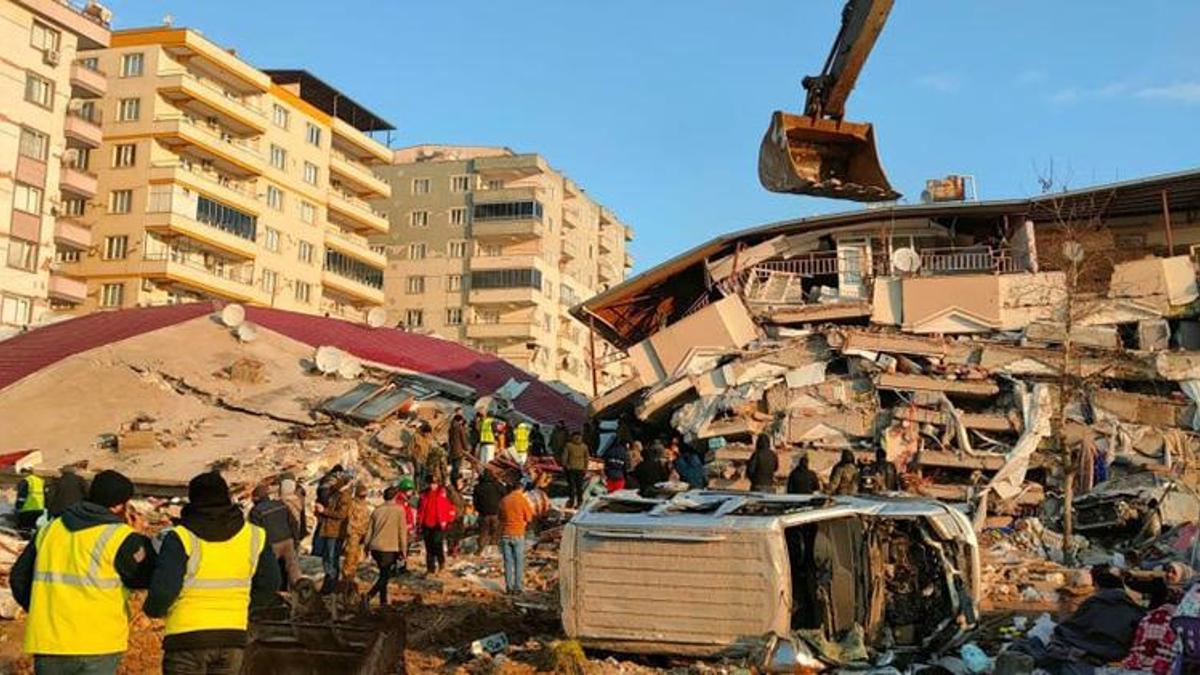 Ebrar Sitesi’nde 'nervürsüz demir' faciası!