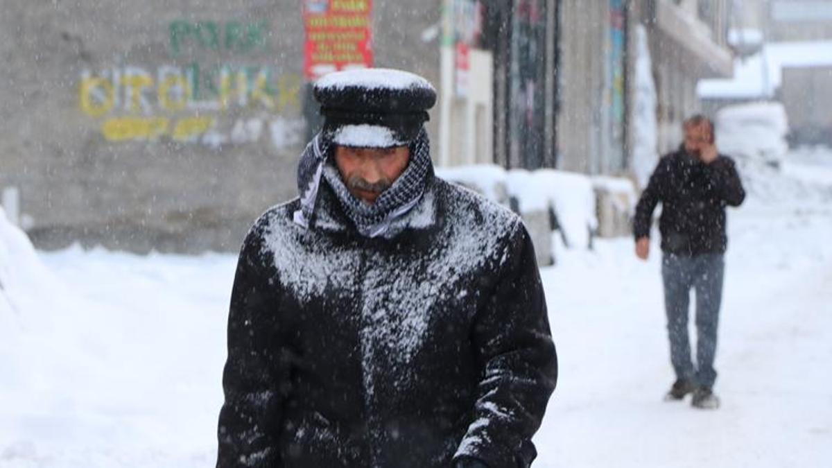 Van'da kar yağışı! 67 yerleşim yerine ulaşım yok