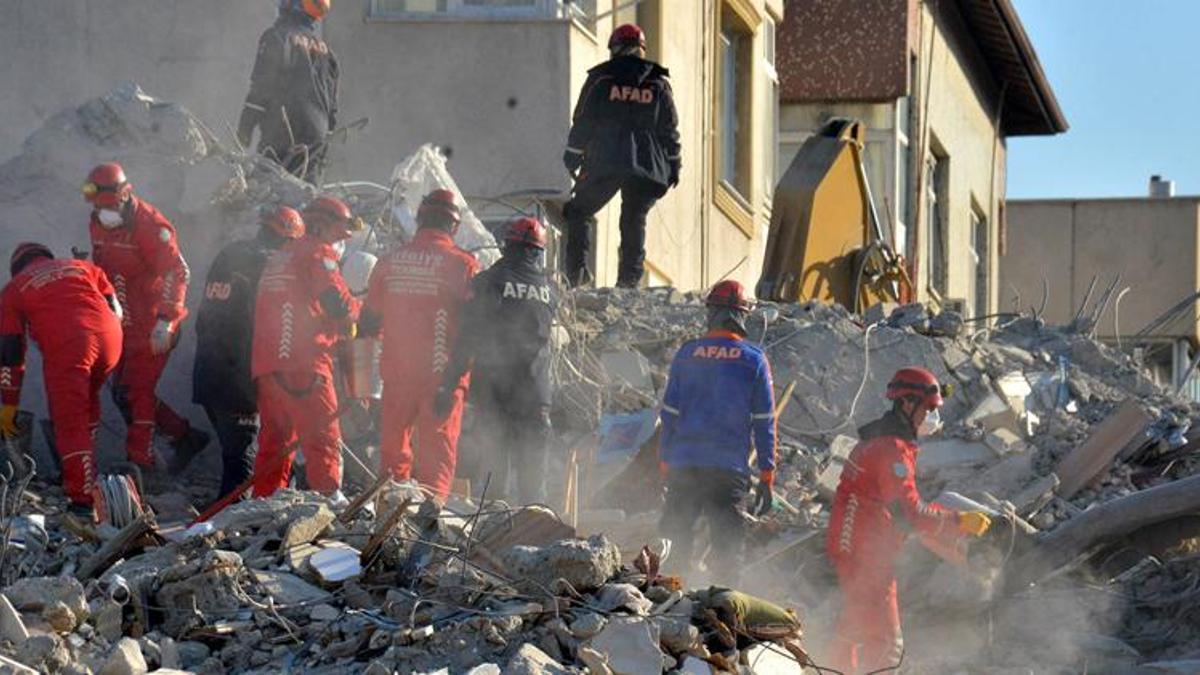Depremde 100’e yakın hekim hayatını kaybetti