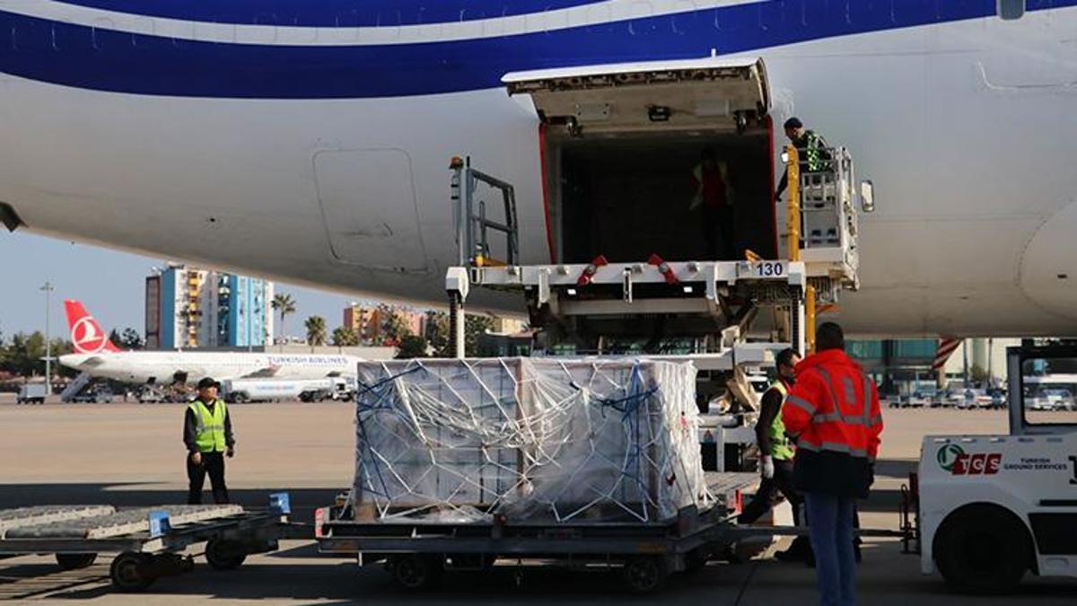 ABD’nin 2.5 milyon dolarlık yardım uçağı Adana’ya indi