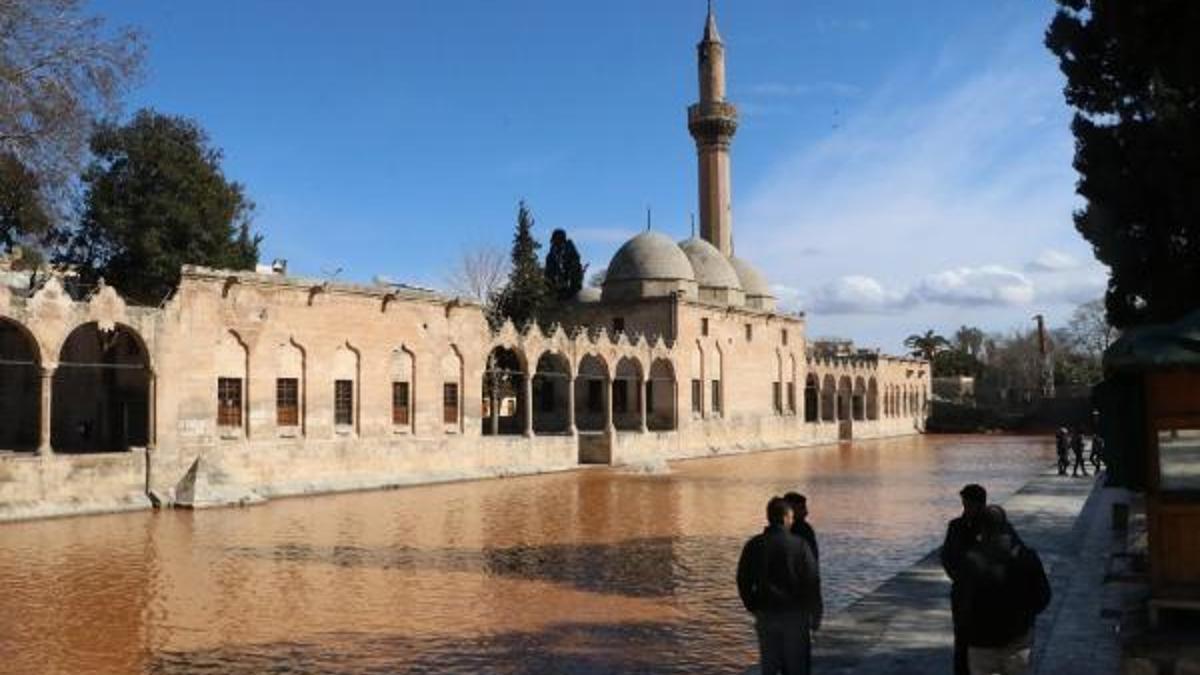 Balıklıgöl’ün suyu, deprem sonrası çamur rengine döndü