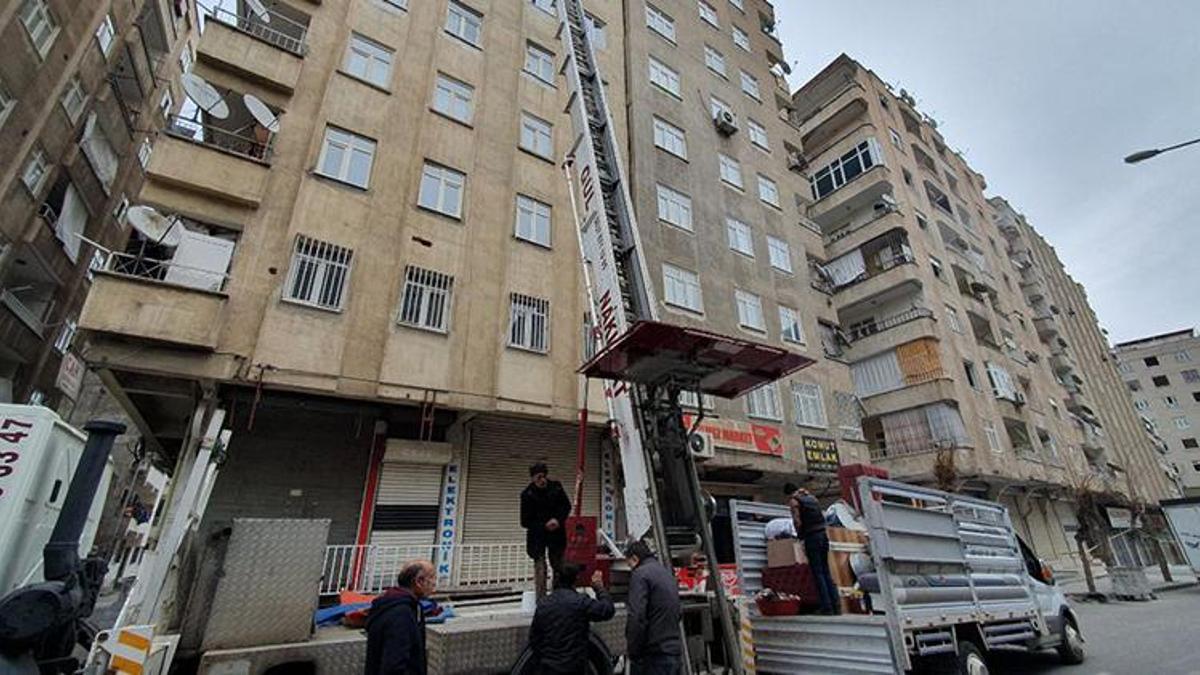 Diyarbakır'da eşyalar binalardan çıkarılıyor, taşıma ücretleri sabitlendi