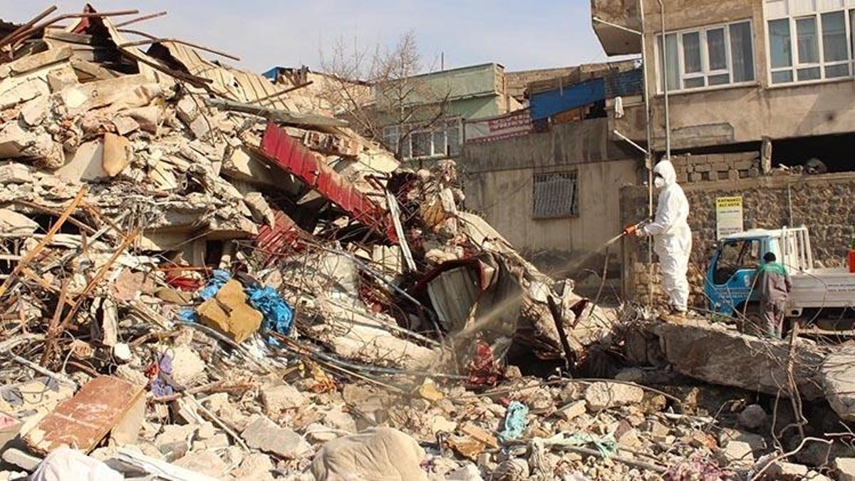 Kahramanmaraş'ta enkaz alanları ilaçlandı