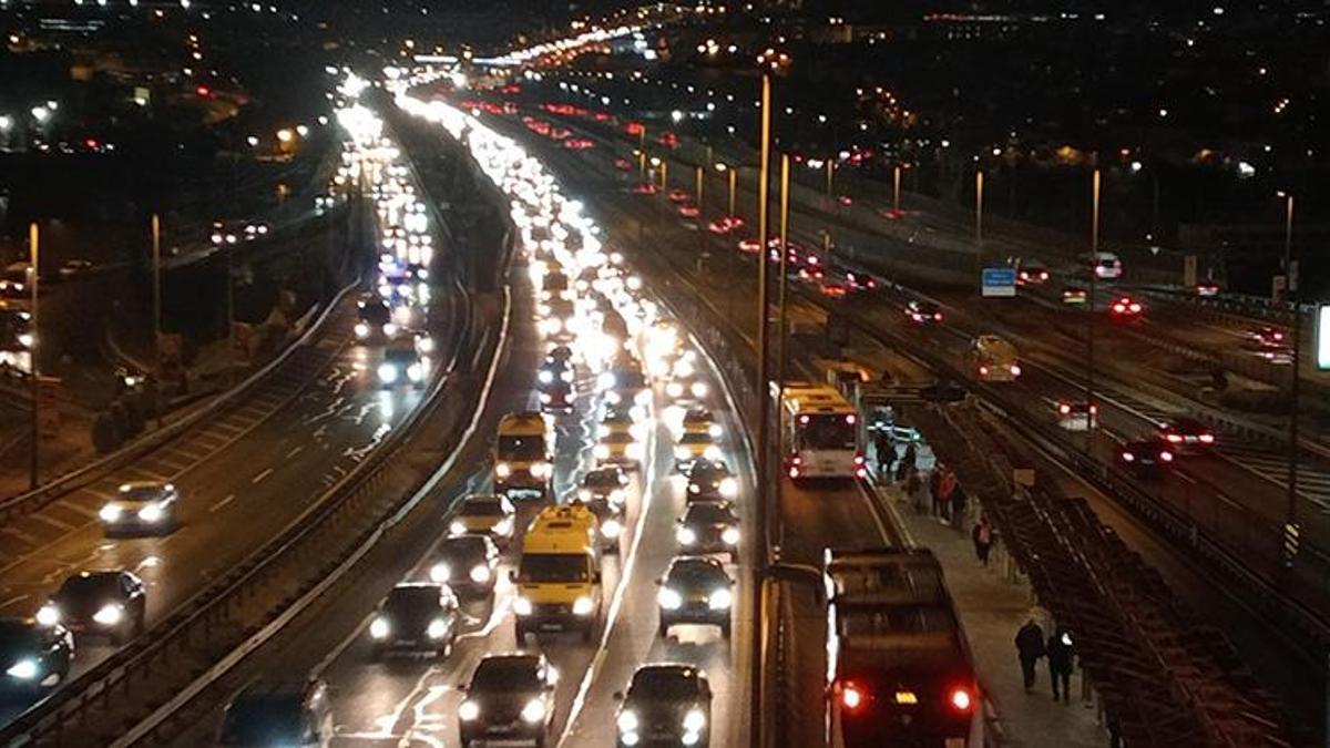 Yarıyıl tatilinin bitmesiyle birlikte İstanbul güne trafikle başladı